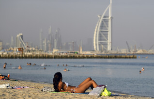אישה בחוף בדובאי דובאי (צילום: KARIM SAHIB, getty images)