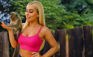 אישה שמחזיקה קוף (צילום: Getty Images, Chat GPT)