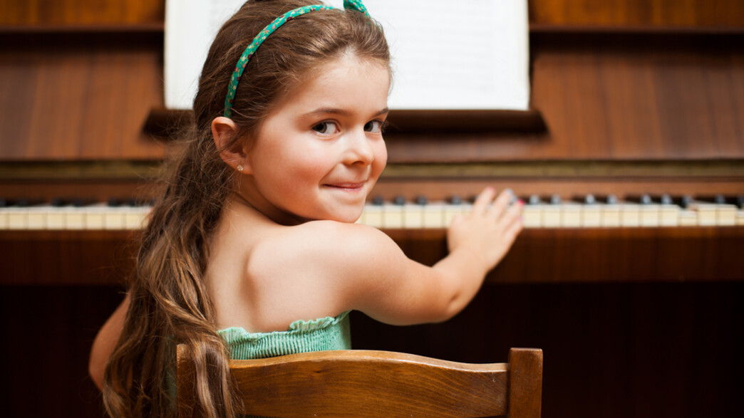 ילדה מנגנת על פסנתר