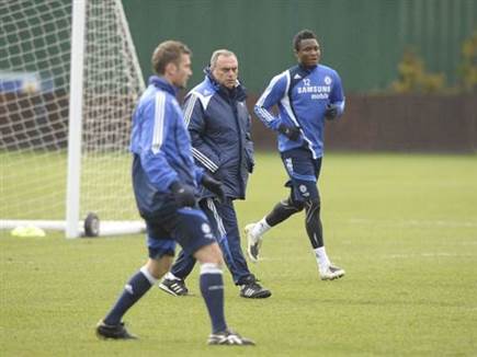 גרנט באימון צ`לסי לצד אובי מיקל ושבצ`נקו (Getty) גרנט באימון צ`לסי לצד אובי מיקל ושבצ`נקו (Getty)