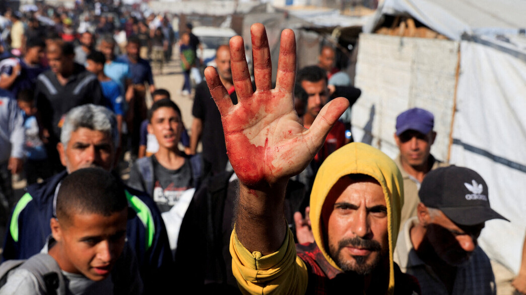 פלסטינים מגיעים לקבל סיוע הומניטרי ברפיח