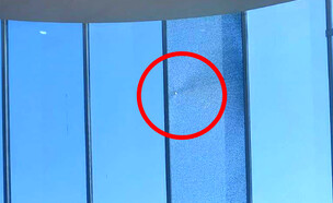 החלון הפנורמי שבבית המשפט העליון מנופץ 