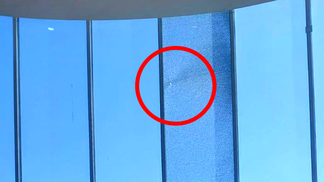 החלון הפנורמי שבבית המשפט העליון מנופץ החלון הפנורמי שבבית המשפט העליון מנופץ