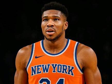 יאניס במדי הניקס. יקרה בעונה הבאה? (צילום: ספורט 5)