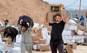 קרן הסיוע לעזה מחלקת מזון לעזתים גם במשאיות 
