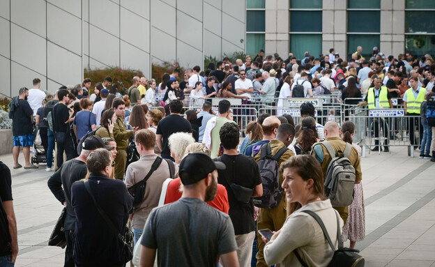 תור לחידוש דרכון במשרד הפנים בתל אביב, 14 במאי 2023 (צילום: אבשלום ששוני, פלאש 90)