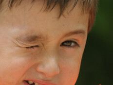 ילד עם טיקים