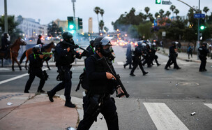 עימותים אלימים בהפגנות בלוס אנג'לס  (צילום: reuters)