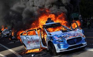 עימותים אלימים בהפגנות בלוס אנג'לס  (צילום: reuters)