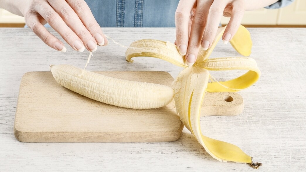 אישה מקלפת בננה