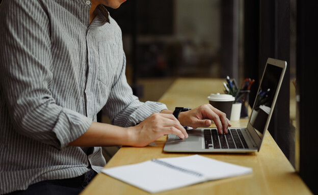 גבר במשרד גבר במשרד