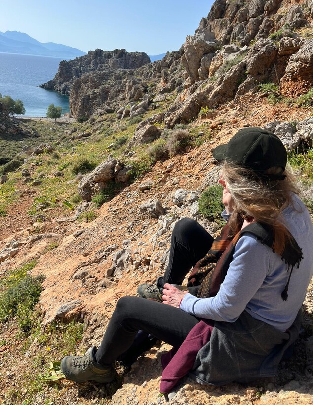 מיכל בחוף האהוב עליה בכרתים (צילום: באדיבות המשפחה)
