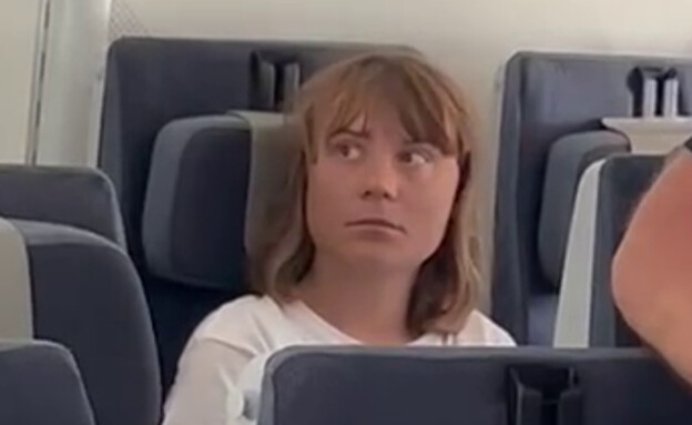 גרטה טונברג על מטוס אלעל בדרכה לפריז