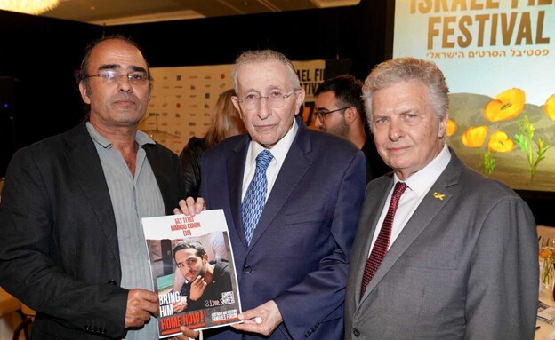 מאיר פניגשטיין עם אביו של החטוף נמרוד כהן (צילום: Israel Film Festival) מאיר פניגשטיין עם אביו של החטוף נמרוד כהן (צילום: Israel Film Festival)