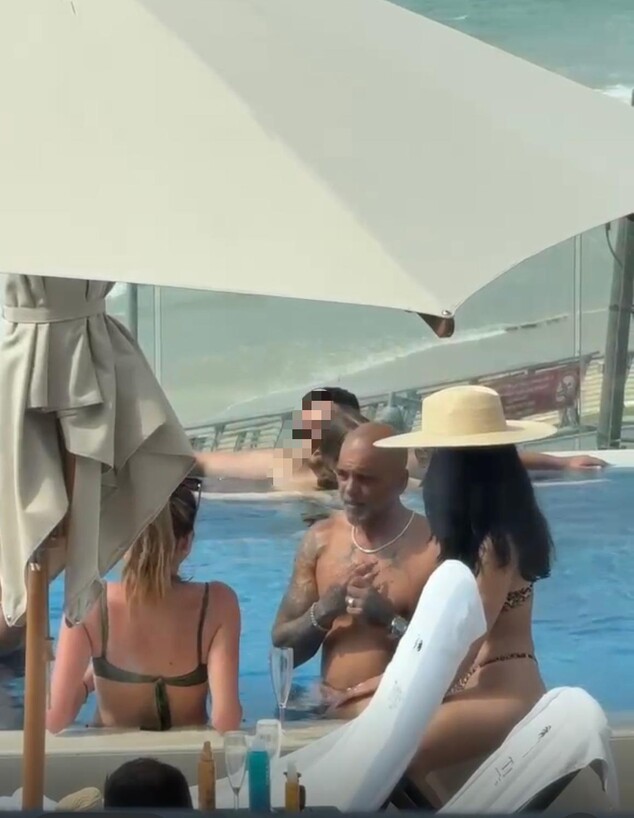 פפראצי: אייל גולן מבלה בבריכה ב"סטאי" פפראצי: אייל גולן מבלה בבריכה ב"סטאי"