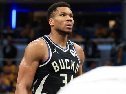 רמז על הישארות? יאניס (GETTY) (צילום: ספורט 5)