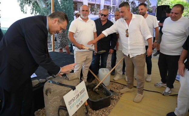 טקס הנחת אבן פינה עם השר מיקי זוהר בכנרת טקס הנחת אבן פינה עם השר מיקי זוהר בכנרת