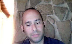 במקלות: הישראלי שהותקף באתונה משחזר (צילום: מתוך 