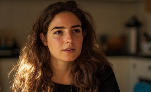 אישה יושבת במטבח (AI: mako)