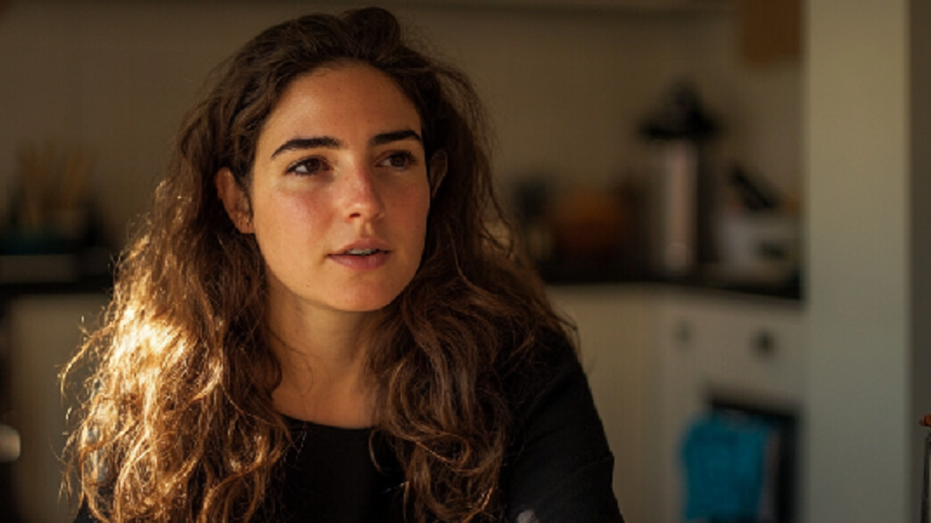 אישה יושבת במטבח אישה יושבת במטבח