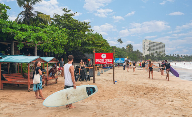 סרי לנקה תיירים חוף (צילום: Mikadun, shutterstock)