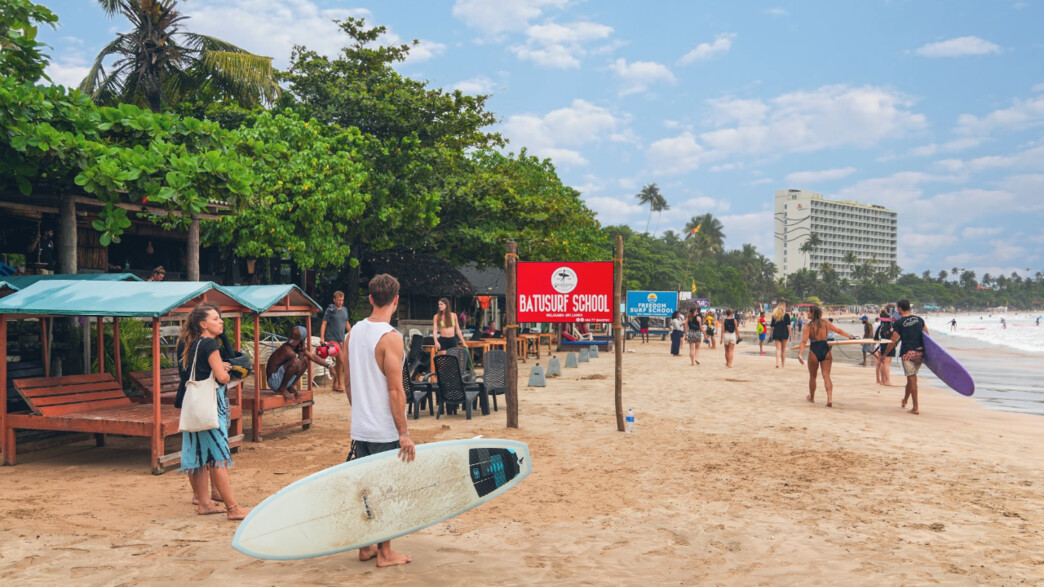 סרי לנקה תיירים חוף