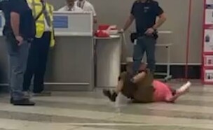 התגובה של התיירת בנמל התעופה האיטלקי (צילום: מתוך הרשתות החברתיות לפי סעיף 27א' לחוק זכויות יוצרים)