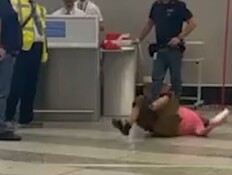 התגובה של התיירת בנמל התעופה האיטלקי (צילום: מתוך הרשתות החברתיות לפי סעיף 27א' לחוק זכויות יוצרים)