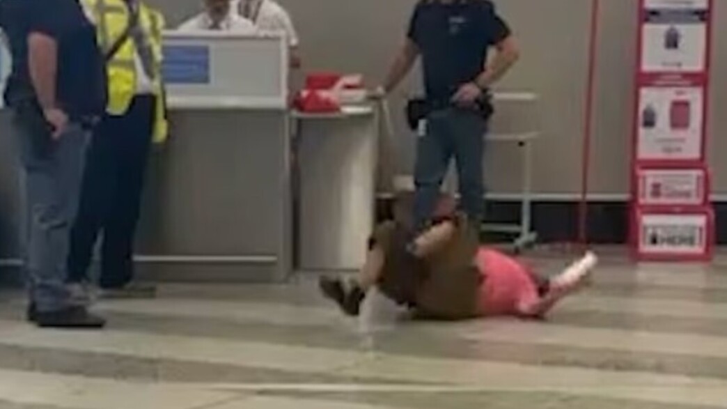 התגובה של התיירת בנמל התעופה האיטלקי (צילום: מתוך הרשתות החברתיות לפי סעיף 27א' לחוק זכויות יוצרים)