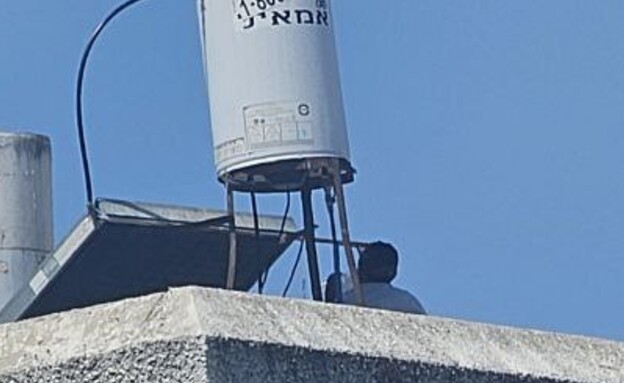 בנה של האשה שנמצאה מתה ברחובות מתבצר על הגג