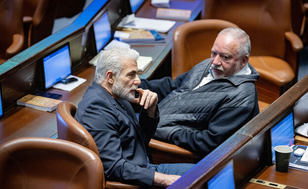 אביגדור ליברמן ויאיר לפיד במליאת הכנסת (צילום: חיים גולדברג, פלאש 90)