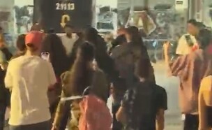 המשטרה עיכבה מפגינות לפני ההופעה של אייל גולן בבלומפילד