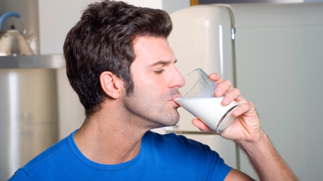 איש שותה חלב