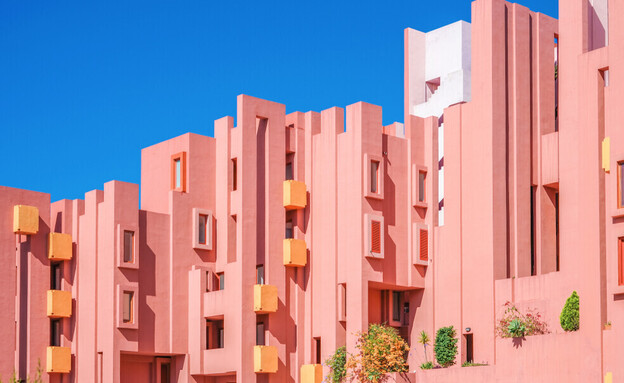 מבנה המגורים הפוסט מודרני La Muralla Roja בספרד  (צילום: shutterstock_Veja)