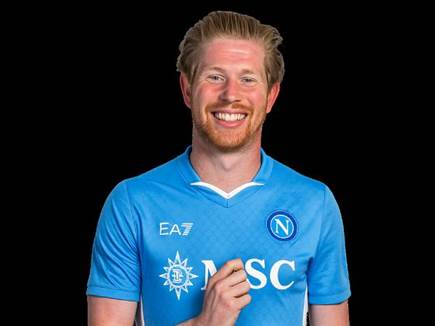 קווין דה בריינה עם החולצה של נאפולי. בקרוב ההודעה הרשמית (צילום: ספורט 5)