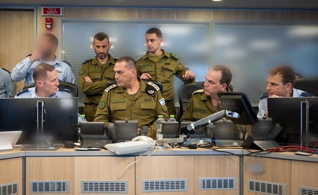 הרמטכ"ל מפקד על תקיפות צה"ל באיראן מבור חיל האוויר (צילום: דובר צה"ל)