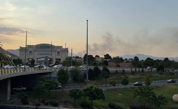 עשן בוקע מהמפקדה המרכזית של משמרות המהפכה בטהראן