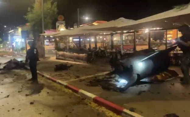 ברחוב, מטרים מהמסעדה: זירת נפילת רסיס