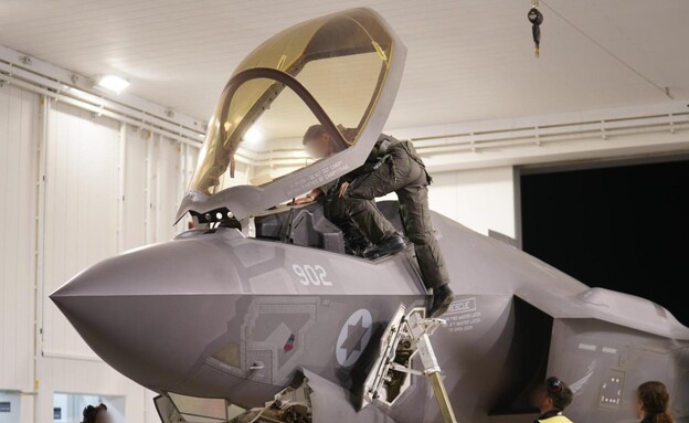 טייס בהכנה לתקיפה