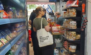 תור במכולת שכונתית בגבעתיים (צילום: נמרוד מירום)