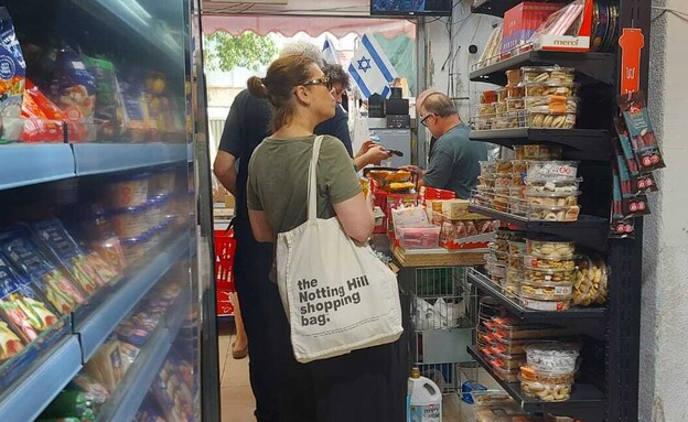 תור במכולת שכונתית בגבעתיים (צילום: נמרוד מירום)