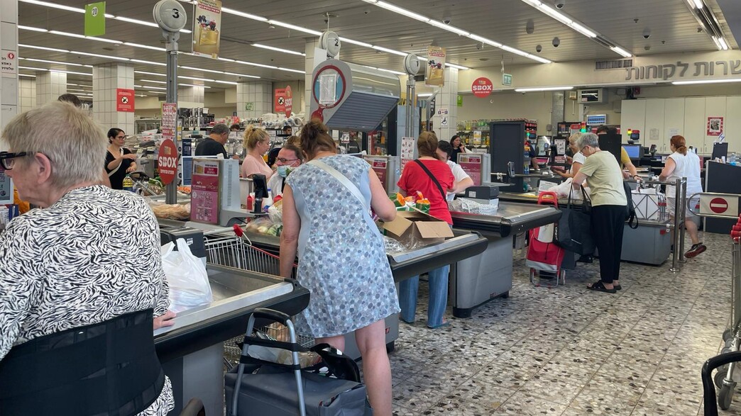 תורים בסופרמקטים לאחר המתקפה הישראלית באיראן