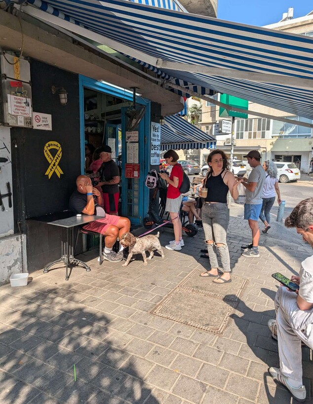 תור בבית קפה בתל אביב לאחר המתקפה באיראן (צילום: יונתן אפולט)