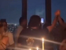 צעירים בטהראן חוגגים