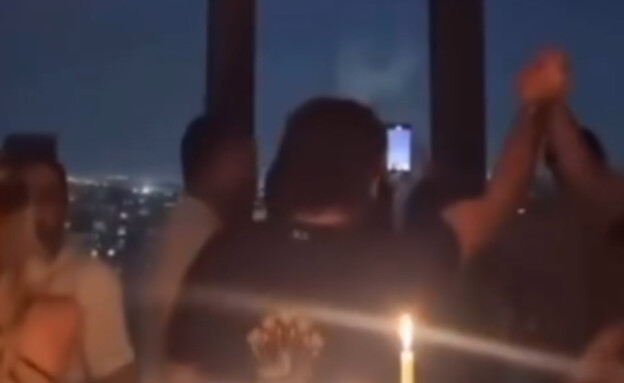 צעירים בטהראן חוגגים
