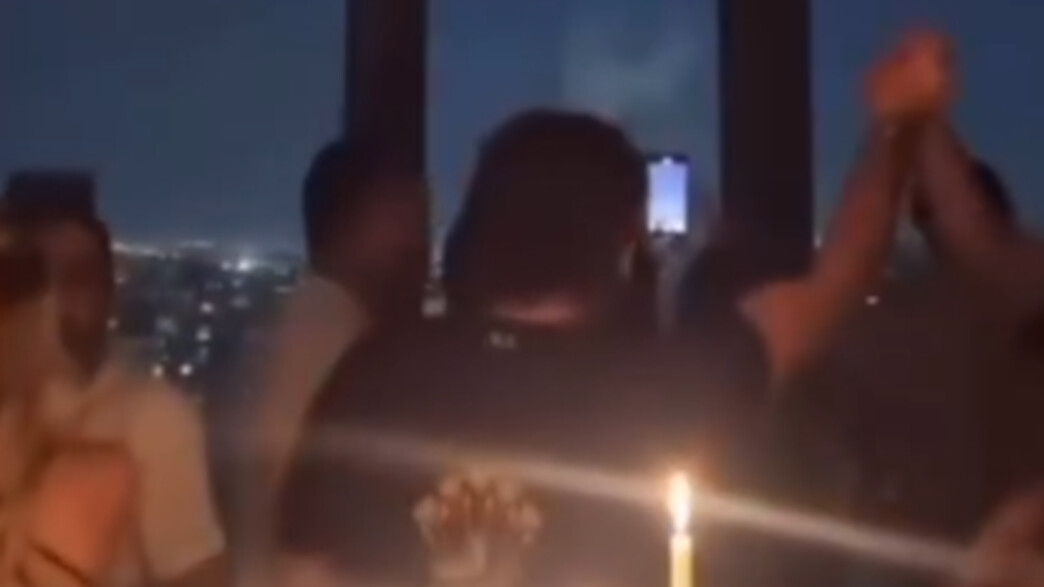 צעירים בטהראן חוגגים