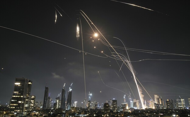 מערכות ההגנה האווירית של ישראל נגד הטילים מאיראן (צילום: AP)