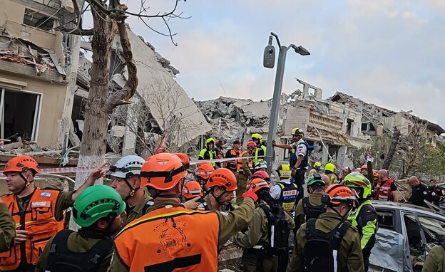 הנזק שנגרם מהירי למרכז (צילום: תיעוד מבצעי מד