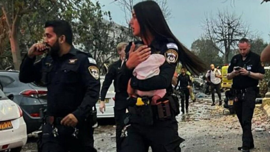 שוטרת חילצה תינוקת מבית שנפגע שוטרת חילצה תינוקת מבית שנפגע
