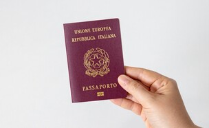 דרכון איטלקי (צילום: cabuscaa, shutterstock)
